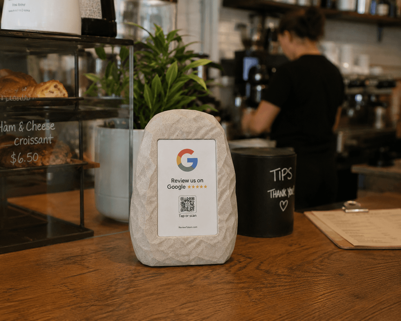 Review Totem on a café counter